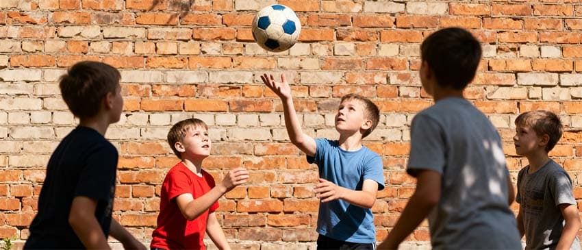 Дворовая игра с мячом
